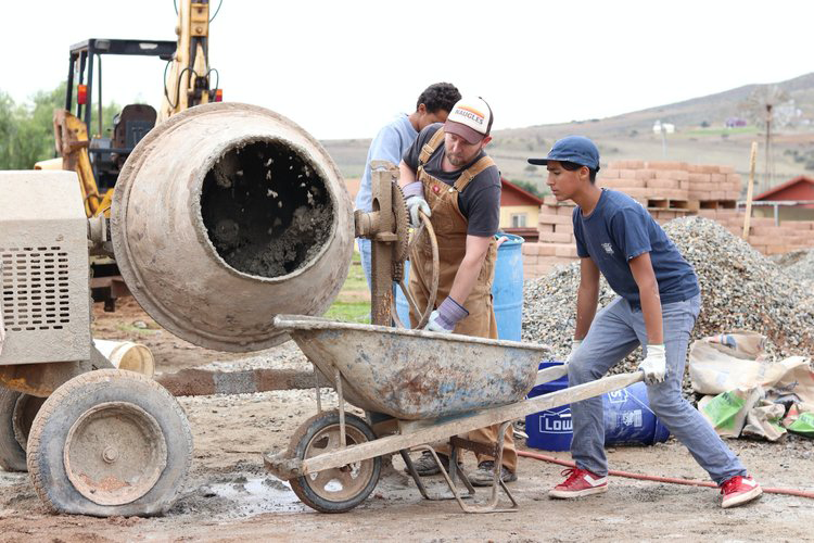 Volunteers and children | Clovis Auto Shop